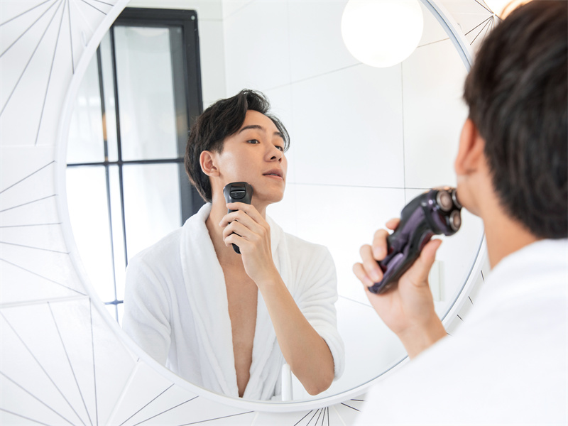 摄图网_501320321_年轻男子刮胡须（企业商用）.jpg