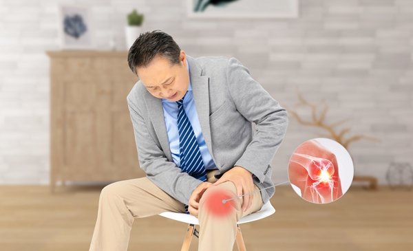摄图网_500972388_老人膝关节疼（企业商用）.jpg