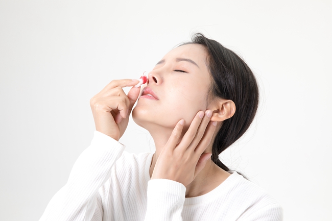 693126988dda21cf55ebc6da0282ab66.jpg 摄图网_501089325_女性流鼻血(企业商用).jpg