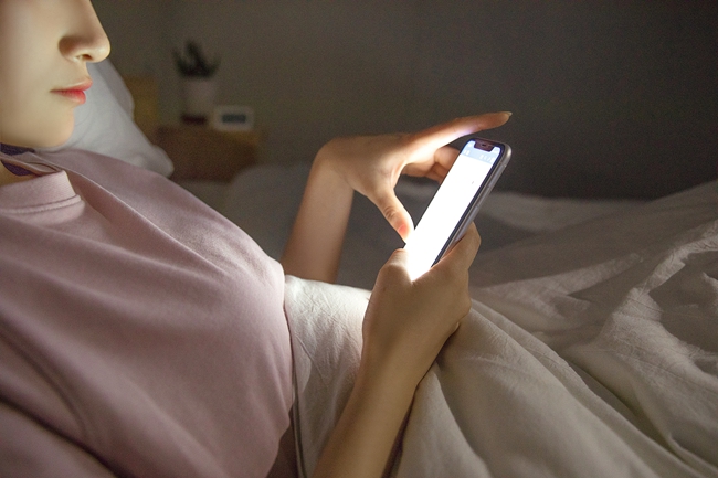 摄图网_501351146_女性熬夜玩手机（企业商用）.jpg