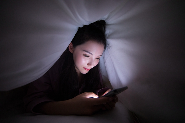 摄图网_500683774_居家生活深夜看手机（企业商用）.jpg