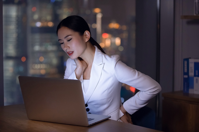 摄图网_501302238_职场女性深夜办公室加班（企业商用）.jpg