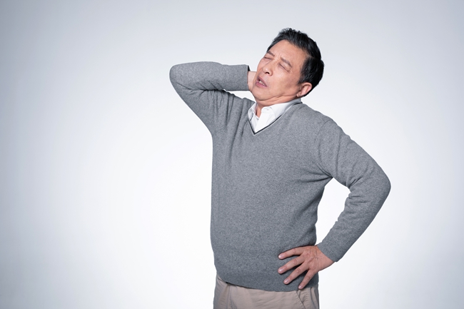 摄图网_501701756_男性老年人脖子疼（企业商用）.jpg