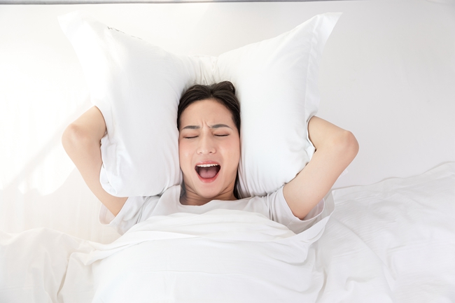 摄图网_501549777_居家女性睡觉失眠（企业商用）.jpg