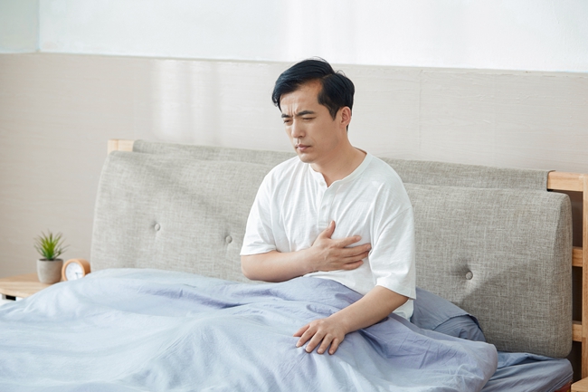 摄图网_501318672_中年男士心脏疼痛（企业商用）.jpg