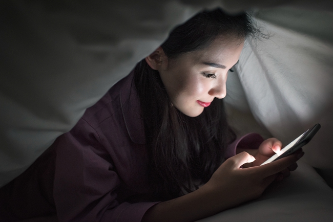 摄图网_500681095_女生夜晚玩手机（企业商用）.jpg