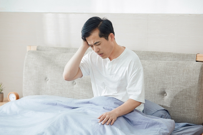 摄图网_501318673_中年男士失眠头痛（企业商用）.jpg