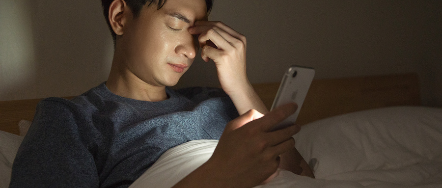 摄图网_501352553_wx_男子熬夜玩手机（企业商用）.jpg