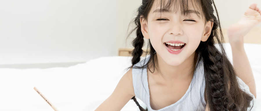 摄图网_501020490_wx_儿童节画画的小女孩（企业商用）.jpg