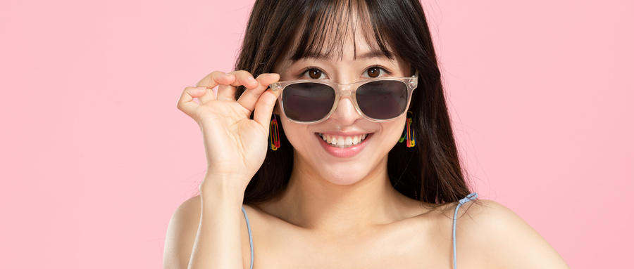 摄图网_501638253_wx_青春时尚活力女性戴墨镜（企业商用）.jpg