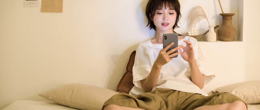 摄图网_501345900_wx_美女居家玩手机（企业商用）.jpg