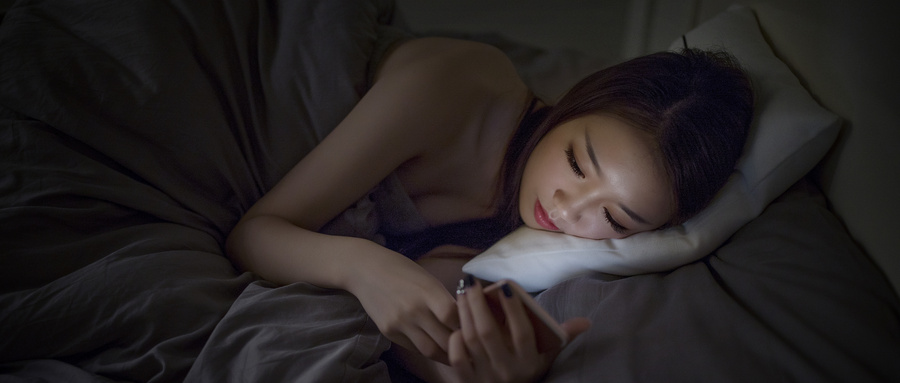 摄图网_500675230_wx_深夜睡前躺着玩手机的女生（企业商用）.jpg