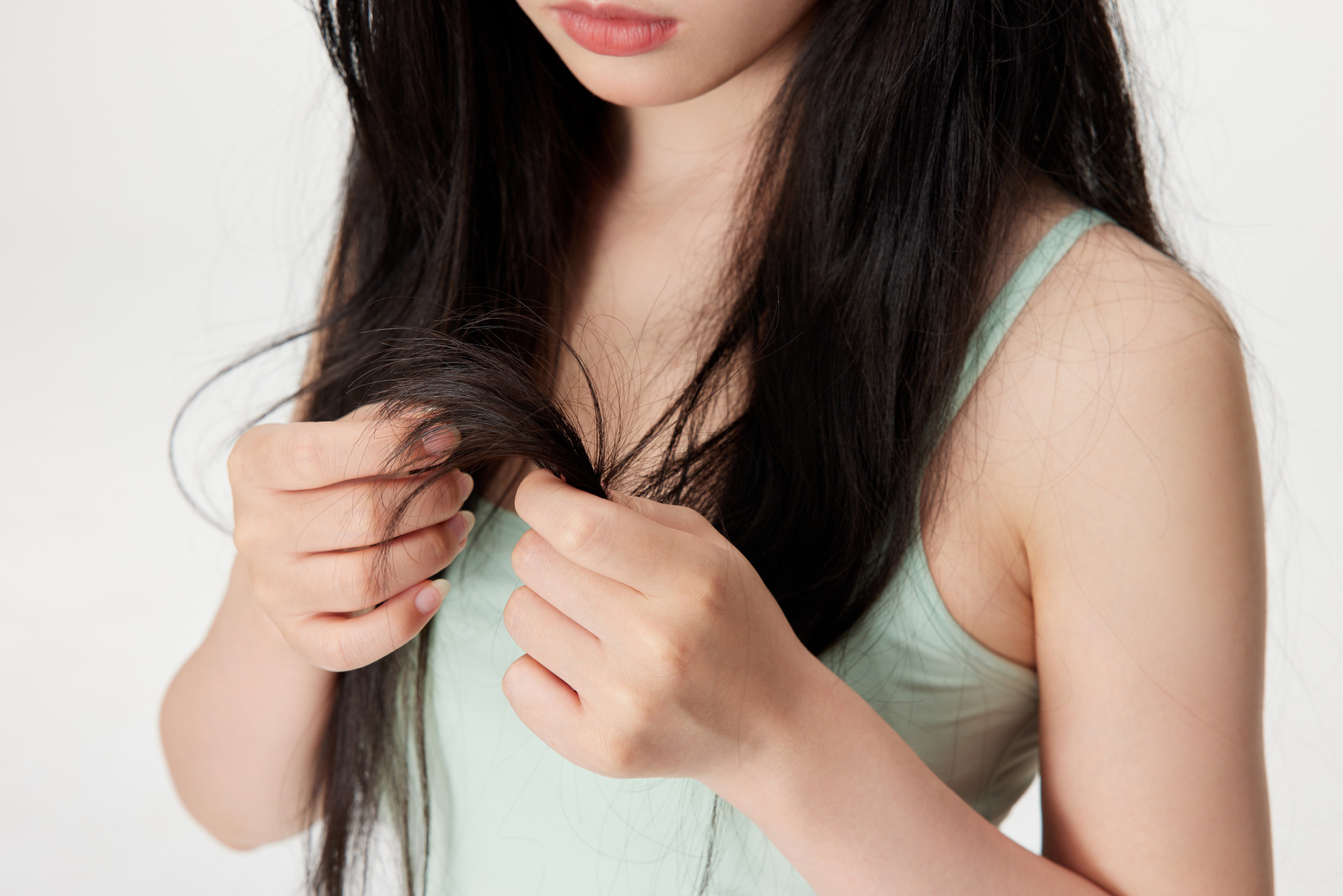 摄图网_507712226_年轻女性发质受损特写(企业商用).jpg