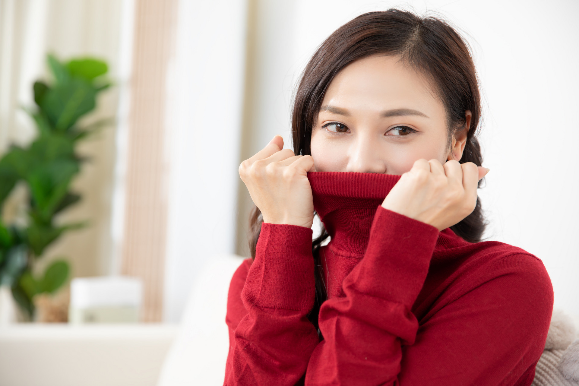 摄图网_501467511_冬季女性穿着高领毛衣(企业商用).jpg