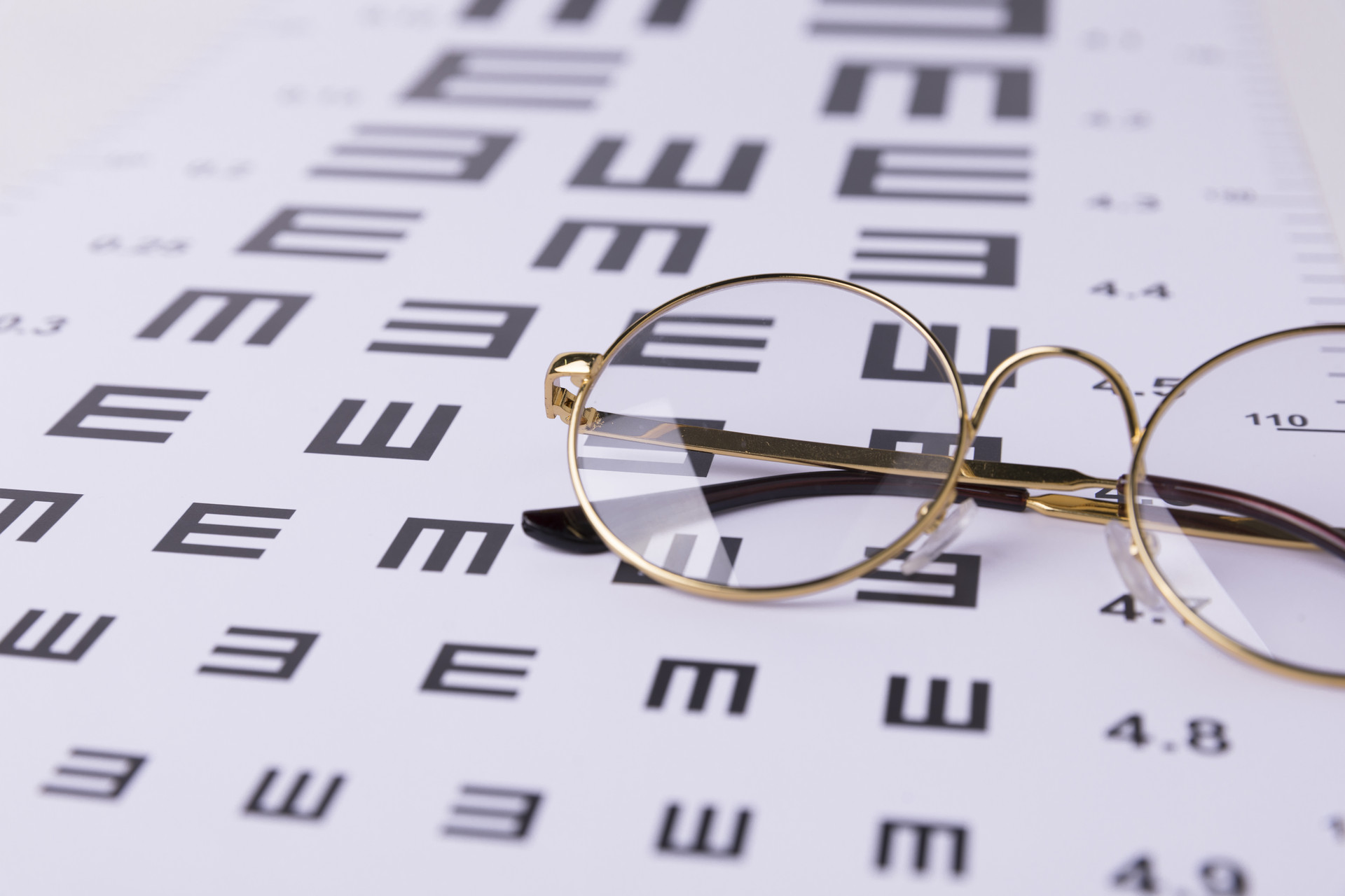 a07af38c75c5e79a36f41b6b79c425d2.jpg 摄图网_501122315_banner_视力表和近视眼镜(企业商用).jpg
