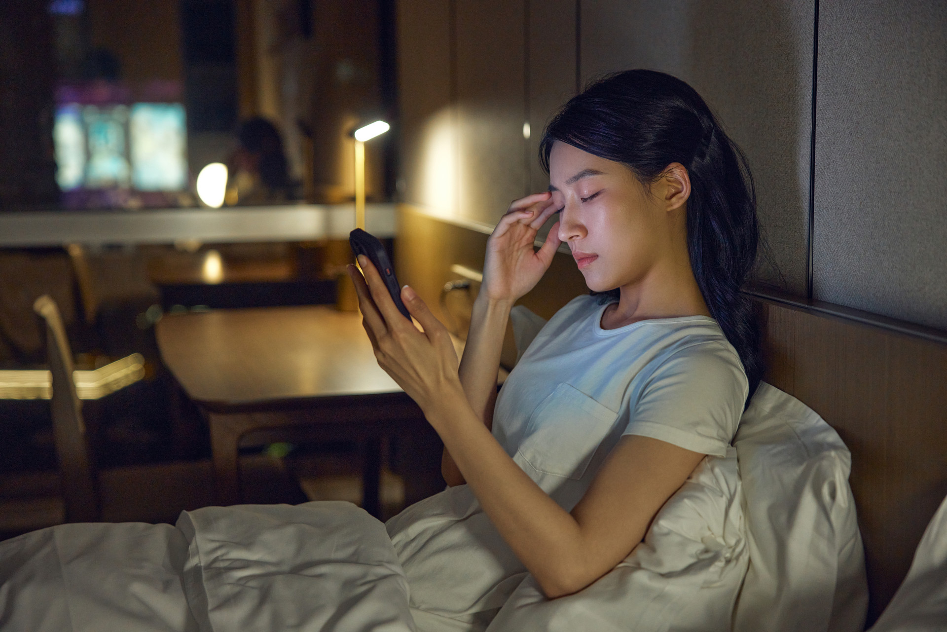 摄图网_507714509_女子熬夜看手机用眼过度(企业商用).jpg