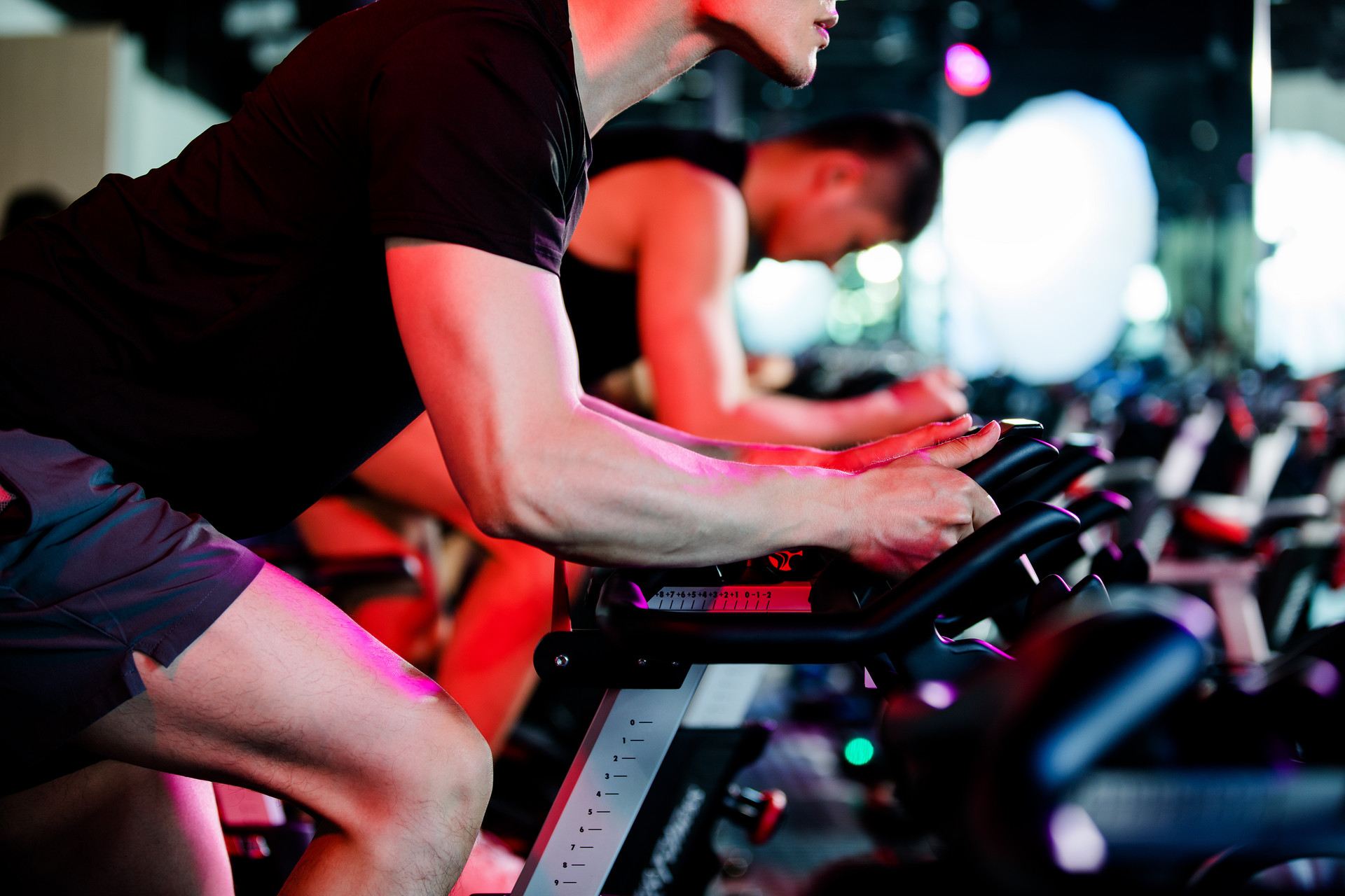 摄图网_501311124_banner_健身房踩单车男生（企业商用）.jpg